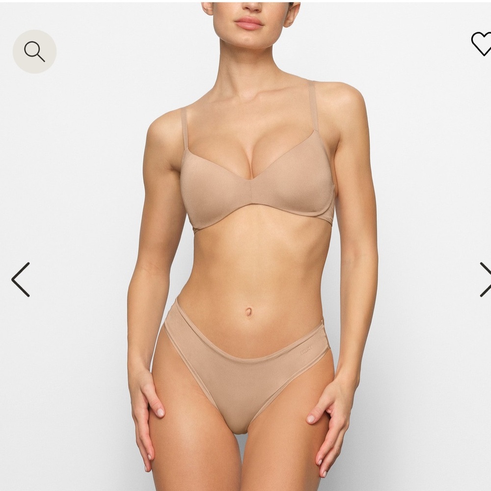 SKIMS WIRELESS FORM
PUSH-UP PLUNGE BRA 38C